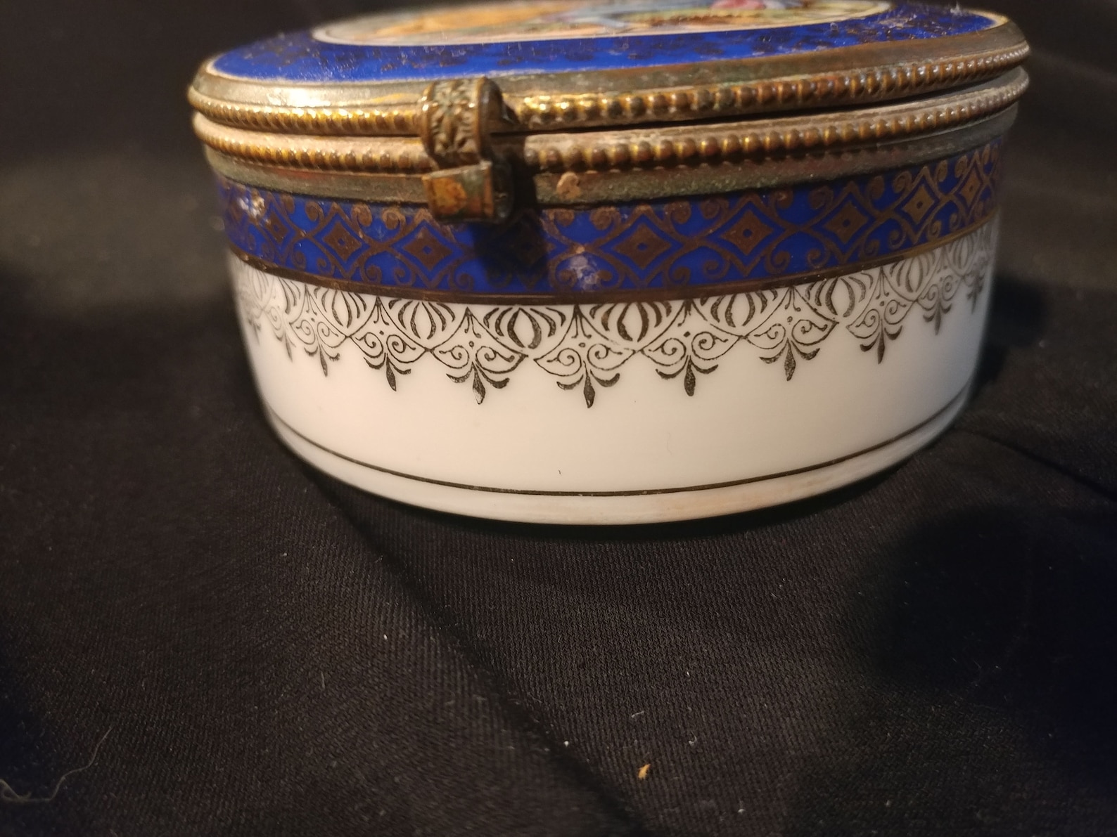 Vintage Czechoslovakian Hand Painted Porcelain Powder Box/ Trinket Box ...