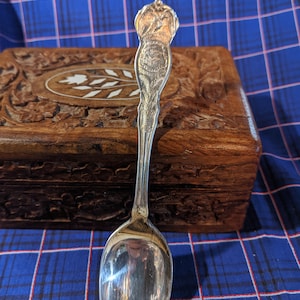 FREE SHIPPING- Vintage Wm Rogers 1915 Silver Plated Oval 6" State Commemorative Collector's Souvenir Spoon Featuring ILLINOIS.