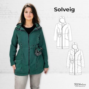 Op de afbeelding: Groene jas met capuchon, ritssluiting, zakken en bijpassende riem met een klein zakje. De jas heeft een ruitpatroon op de voering van de capuchon en het zakje. Het woord "Solveig" wordt bovenaan de afbeelding weergegeven.