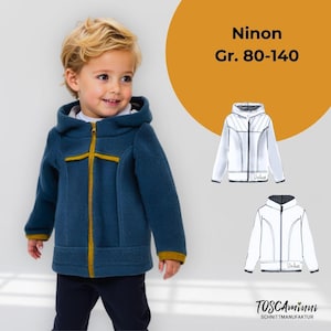 May include: A young child wearing a blue hooded jacket with a yellow zipper and trim. The jacket has a cross-shaped yellow design on the chest. The image also includes a diagram of the jacket and the text "NINON Gr. 80-140" and "TOSCAMINNI SCHNITTMANUFAKTUR".