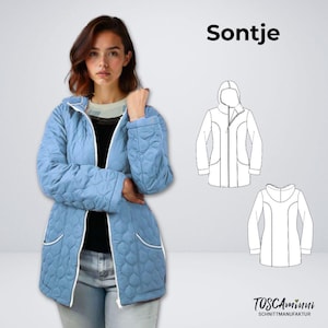 Könnte beinhalten: Hellblaue Steppjacke mit weißer Paspelierung und Kapuze. Die Jacke hat einen Reißverschluss und zwei Vordertaschen. Das Wort "Sontje" wird oben im Bild angezeigt, mit einer Musterzeichnung und dem "TOSCAMINNI"-Logo darunter.