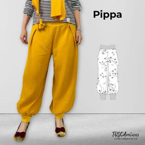 Peut inclure: Pantalon bouffant jaune moutarde avec des poignets élastiques et une taille haute. Le pantalon est associé à un haut rayé et une écharpe jaune. Le mot "Pippa" est affiché en noir. Un patron du pantalon est montré à droite.