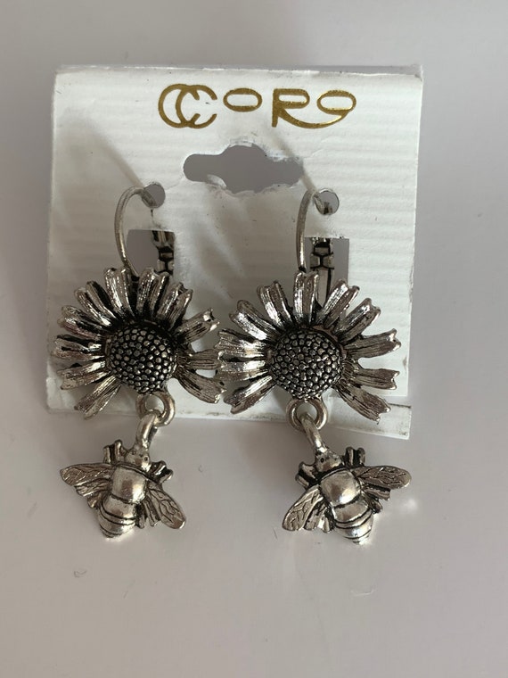 Bumblebee On a Sunflower Earrings, Super Cute Vintage Silver Tone Bee Bug and Flower Dangles