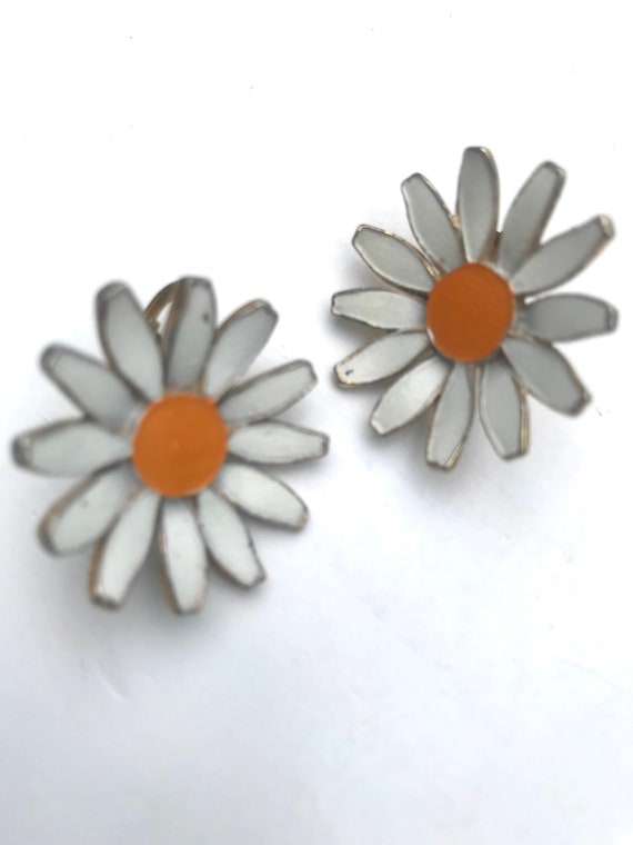 Classic Daisy Earrings, 60s Flower Power, Vintage 