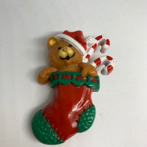 Darling Holiday TEDDYBEER in KERSTkous met zuurstokken, vintage stempelkaarten vakantiekerstspeld
