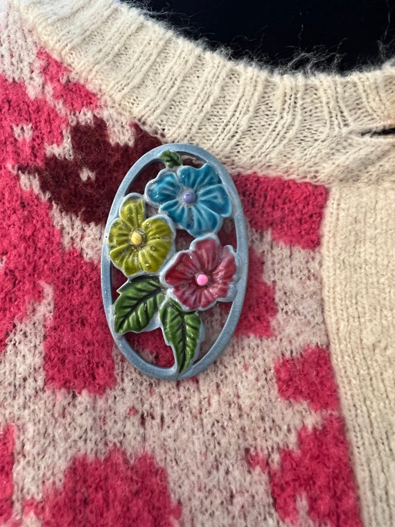 Dainty Openwork  Floral Pin, Enamel Paint on Cast… - image 5