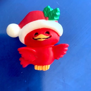 Joli oiseau rouge en chapeau de Père Noël vintage 1982 Cartes poinçonnées Noël vacances épingle