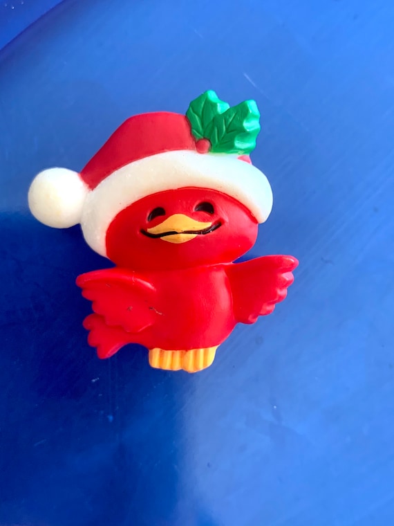 Cute Red Bird in SANTA HAT Vintage 1982 Hallmark Cards Christmas Holiday Pin