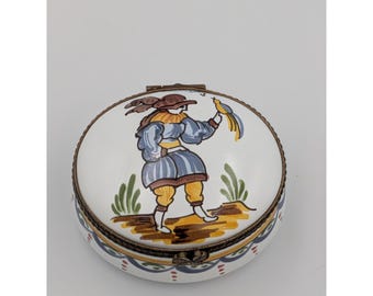 Caja de baratijas de loza Pierre Deux France antigua con broche de trébol y figura de hombre provincial.