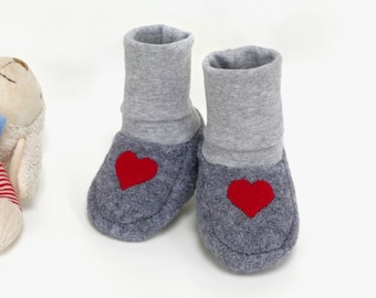 Babyschuhe aus Wollwalk in steingrau mit roter Herzapplikation und grauen Bündchen in 2 Grössen - auch Wunschfaben