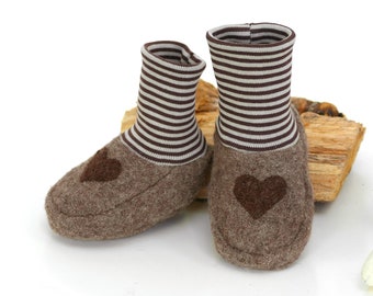 Baby shoes made of wool felt in taupe with brown heart appliqué and brown-beige striped cuffs in 2 sizes