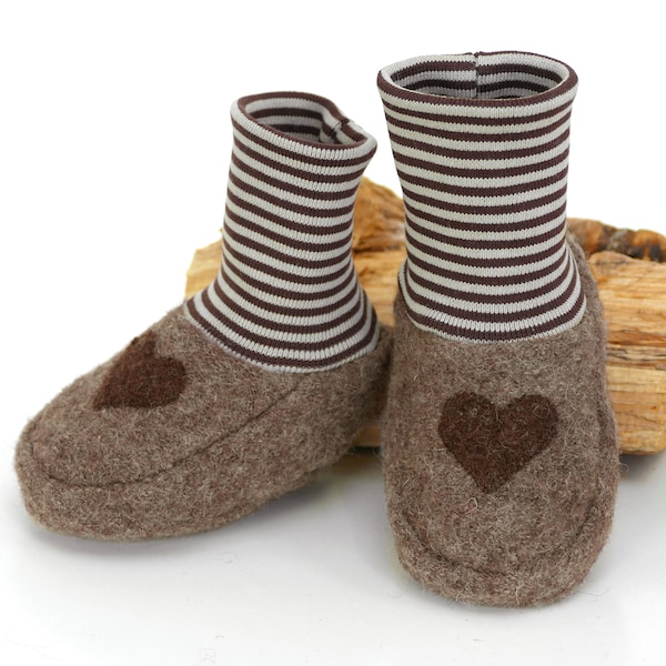 Babyschuhe aus Wollwalk in taupe mit brauner Herzapplikation und braunbeigen Ringelbündchen in 2 Grössen