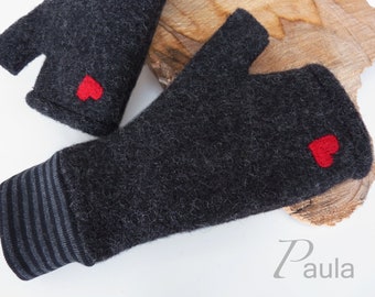 Hand cuffs made of 40% merino wool with heart application for adults