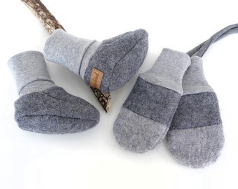 Set of baby booties mittens made of wool in gray tones with cuffs in 2 sizes