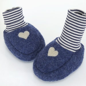 Babyschuhe aus Wollwalk in indigo mit Herzapplikation und dunkelblaubeigen Ringelbündchen in 2 Grössen Bild 3