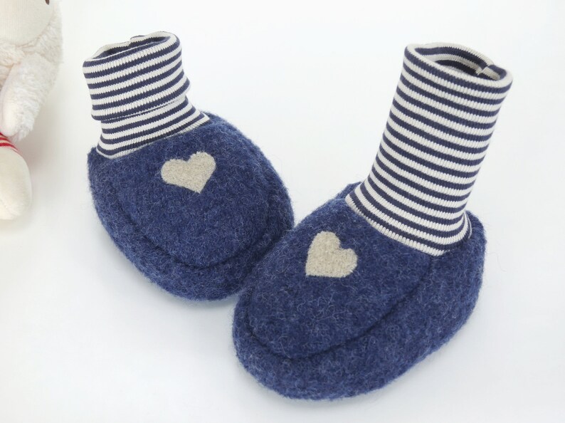 Babyschuhe aus Wollwalk in indigo mit Herzapplikation und dunkelblaubeigen Ringelbündchen in 2 Grössen Bild 3