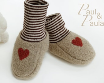 Baby shoes made of wool walk in sand with heart appliqué and brown-beige striped cuffs in 2 sizes