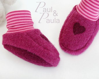 Baby shoes made of wool walk in raspberry and blackberry with heart application and pink ringed cuffs in 2 sizes