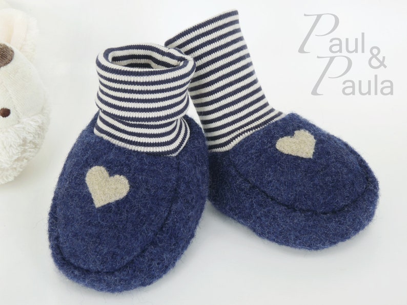 Babyschuhe aus Wollwalk in indigo mit Herzapplikation und dunkelblaubeigen Ringelbündchen in 2 Grössen Bild 1