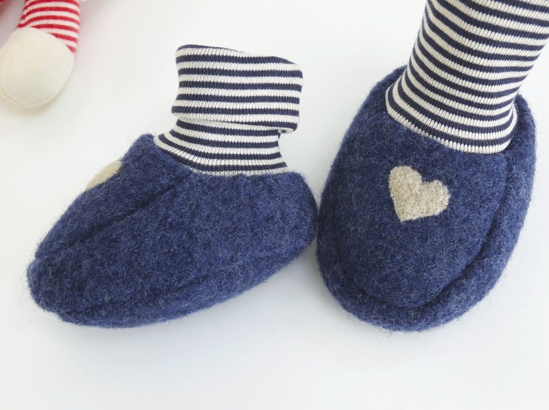 Babyschuhe aus Wollwalk in indigo mit Herzapplikation und dunkelblaubeigen Ringelbündchen in 2 Grössen Bild 2