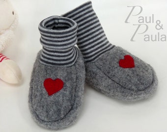 Babyschuhe aus Wollwalk in steingrau mit roter Herzapplikation und grauen Ringelbündchen in 2 Grössen