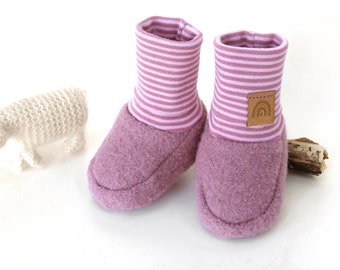 Baby shoes made of wool walk in old pink with striped cuffs and rainbow label in 2 sizes