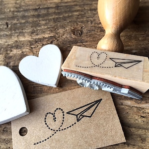 Stempel Papierflieger mit Herz, Flugzeug Liebe liegt in der Luft, Love is in the Air
