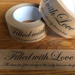 Papierklebeband FILLED WITH LOVE, bedrucktes Klebeband mit Botschaft und Zitat, nachhaltige Verpackung für Geschenke und Pakete