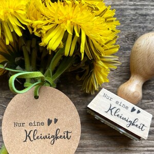 Stempel Nur eine Kleinigkeit Stempel Mitbringsel Textstempel kleiner Gruß Geschenk für Freundin Stempel Geschenk Anhänger