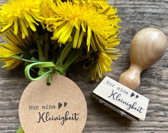 Stempel Nur eine Kleinigkeit Stempel Mitbringsel Textstempel kleiner Gruß Geschenk für Freundin Stempel Geschenk Anhänger