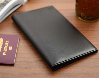 Luxuriöse vegane Reisebrieftasche, schwarzer Pass-Dokumentenhalter mit recyceltem Futter und RFID, monogrammiertes und personalisiertes Geschenk für Sie oder Ihn