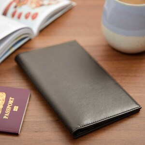 Carteira de viagem vegana de luxo, porta-documentos marrom para passaporte com forro reciclado e RFID, presente monogramado e personalizado para ele ou ela