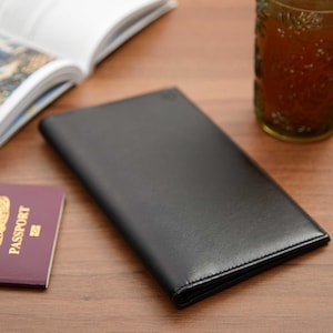Luxuriöse vegane Reisebrieftasche, schwarzer Pass-Dokumentenhalter mit recyceltem Futter und RFID, monogrammiertes und personalisiertes Geschenk für Sie oder Ihn