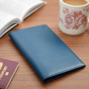 Carteira para documentos de passaporte de viagem em azul marinho, organizador de viagens personalizado, porta documentos de viagem com RFID, presente de viagem, adequado para veganos.