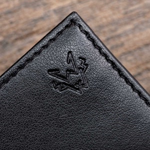 The Watson & Wolfe iconic wolfs head logo can be found embossed in the top right-hand corner of this black mens wallet.