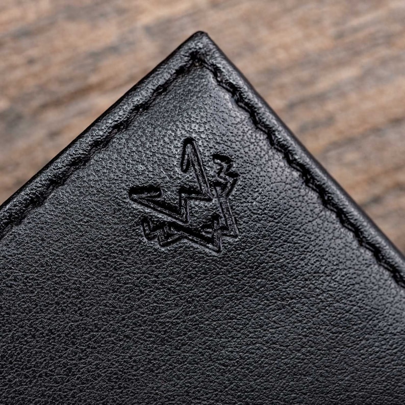 The Watson & Wolfe iconic wolfs head logo can be found embossed in the top right-hand corner of this black mens wallet.