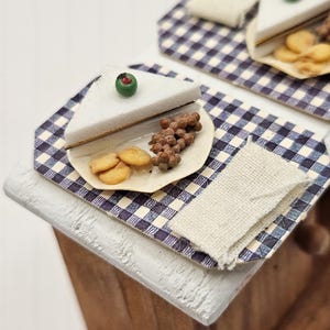 Dollhouse miniature food, 1:12 scale food,miniature sandwich plates,4 milk bottles
