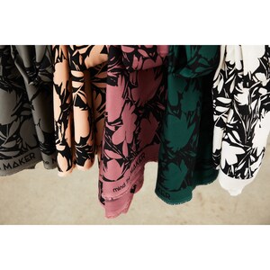 Puede incluir: Cinco muestras de tela con un estampado floral en blanco y negro. Las muestras son de color gris, melocot&oacute;n, rosa, verde y blanco. El texto "Mind the Maker" est&aacute; impreso en la muestra rosa.