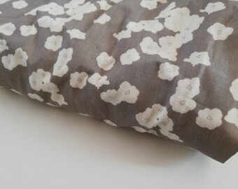 50 cm de gasa doble orgánica color gris claro amapola, Birch Fabrics