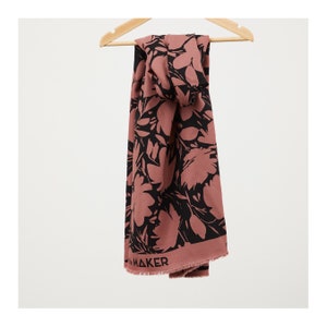 Puede incluir: Una bufanda de color rosa y negro con estampado floral y la palabra "Maker" impresa en el borde inferior.