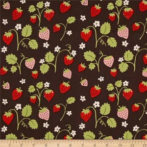 Könnte beinhalten: Ein Stoff mit einem sich wiederholenden Muster aus Erdbeeren, Blättern und weißen Blüten auf einem dunkelbraunen Hintergrund. Die Erdbeeren sind rot und rosa, mit grünen Blättern und weißen Blüten.