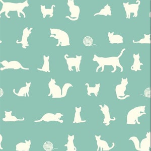 Könnte beinhalten: Ein sich wiederholendes Muster aus weißen Katzensilhouetten in verschiedenen Posen auf hellblaugrünem Hintergrund. Das Design umfasst sitzende, stehende Katzen und spielende Katzen mit Wollknäueln, was eine verspielte und skurrile Ästhetik erzeugt.