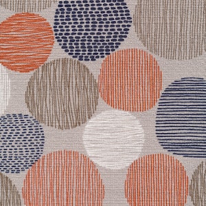 Puede incluir: Primer plano de una tela con un patrón repetitivo de grandes círculos. Los círculos son en tonos naranja, azul marino, marrón y blanco, con varios diseños texturizados. El fondo es de color beige claro.