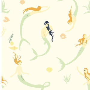 Könnte beinhalten: Ein sich wiederholendes Muster mit stilisierten Meerjungfrauen mit fließendem Haar in Orange-, Schwarz- und Gelbblondtönen. Die Meerjungfrauen haben grüne Schwänze und sind vor einem cremefarbenen Hintergrund mit Muschel- und Seegrasakzenten angeordnet.