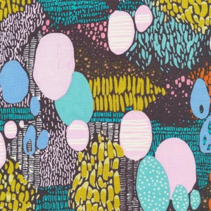 Könnte beinhalten: Abstraktes Stoffmuster mit dunkelbraunem Hintergrund und bunten Formen. Das Design umfasst rosa, blaue, gelbe und türkisfarbene organische Formen, einige mit Streifen oder Punkten, wodurch ein lebendiges, strukturiertes Aussehen entsteht. Geeignet für Kleidung oder Heimdekoration.