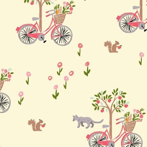 Könnte beinhalten: Ein sich wiederholendes Muster mit rosa Fahrrädern, Körben mit Blumen und Gemüse, Bäumen, Eichhörnchen und einer grauen Katze auf cremefarbenem Hintergrund. Das Design hat einen skurrilen, illustrierten Stil, der Frühling und Natur hervorruft.