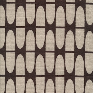 Könnte beinhalten: Ein sich wiederholendes Muster mit einem strukturierten, beigefarbenen Hintergrund und einem dunkelbraunen geometrischen Design. Das Design besteht aus länglichen, ovalen Formen, die durch rechteckige Blöcke verbunden sind, was eine Retro-Ästhetik der Mitte des Jahrhunderts ergibt.