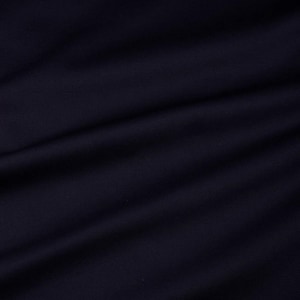 Könnte beinhalten: Nahaufnahme eines marineblauen Stoffes mit subtiler diagonaler Struktur. Der Stoff ist drapiert und erzeugt weiche Falten und Schatten. Die tiefe, einfarbige Farbe deutet auf eine formelle oder klassische Ästhetik für Kleidung oder Dekoration hin.