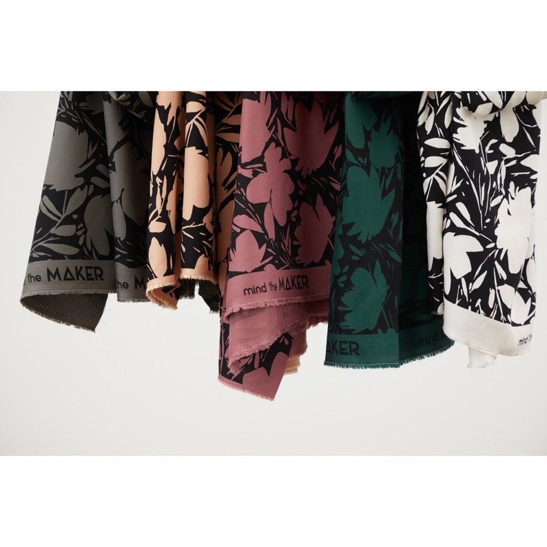 Puede incluir: Cinco muestras de tela con un patr&oacute;n floral en blanco y negro. Las muestras de tela son de color verde, rosa, melocot&oacute;n, gris y blanco. El texto "mind the MAKER" est&aacute; impreso en la muestra de tela rosa.