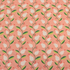 Könnte beinhalten: Ein rosa Stoff mit einem sich wiederholenden Muster aus weißen stilisierten Tulpen mit grünen Blättern und kleinen roten Punkten.